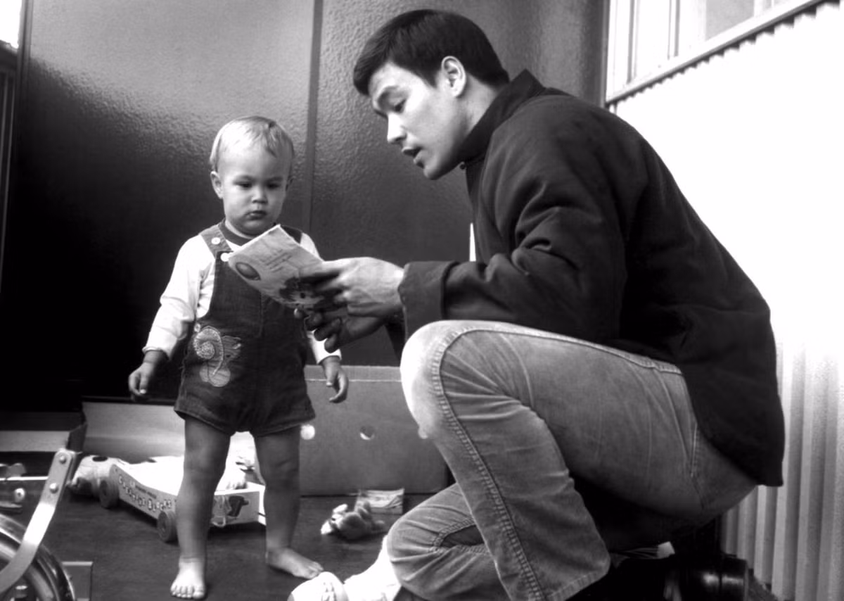 Vì vậy, ông coi bố là một đại anh hùng. Theo thời gian, Lý Quốc Hào trở thành một chàng trai vóc dáng cao to, khỏe mạnh và đam mê võ thuật. Thế nhưng, tuổi thơ hạnh phúc của Lý Quốc Hào không kéo dài lâu khi Lý Tiểu Long đột ngột qua đời năm 1973. Nỗi đau mất cha trở thành cú sốc lớn với Lý Quốc Hào. Thậm chí, ông bị tổn thương tâm lý và ám ảnh.