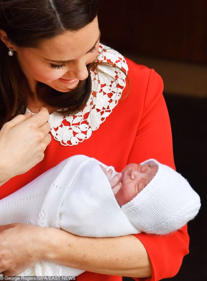 Công nương Kate Middleton bế trên tay hoàng tử Louis. Vợ của Hoàng tử William vui vẻ, rạng rỡ trong ngày xuất viện sau khi sinh con trai thứ hai.