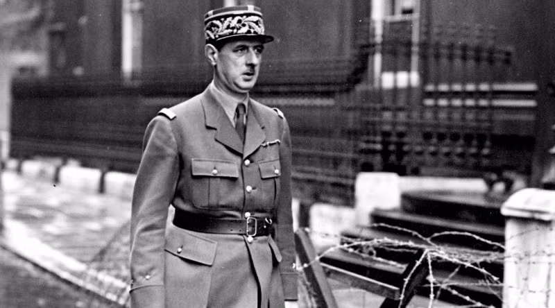 Theo đó, ô tô chở Tổng thống De Gaulle chạy vào thị trấn ngoại ô Petit-Clamart. Nhóm hung thủ tiếp tục đuổi theo và chỉ tháo chạy khi có hai xe tuần tra của cảnh sát đến ứng cứu.