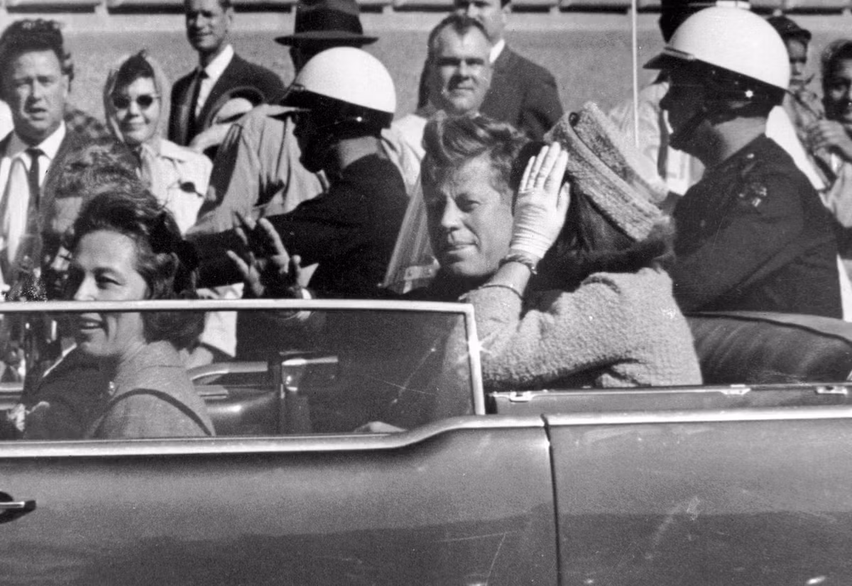 Vào lúc 12h30 ngày 22/11/1963, đoàn xe Tổng thống Kennedy chạy ngang qua một kho sách giáo khoa trên phố Enmor. Bất ngờ, sát thủ Lee Oswald dùng súng bắn trúng 2 phát đạn vào người ông chủ Nhà Trắng.
