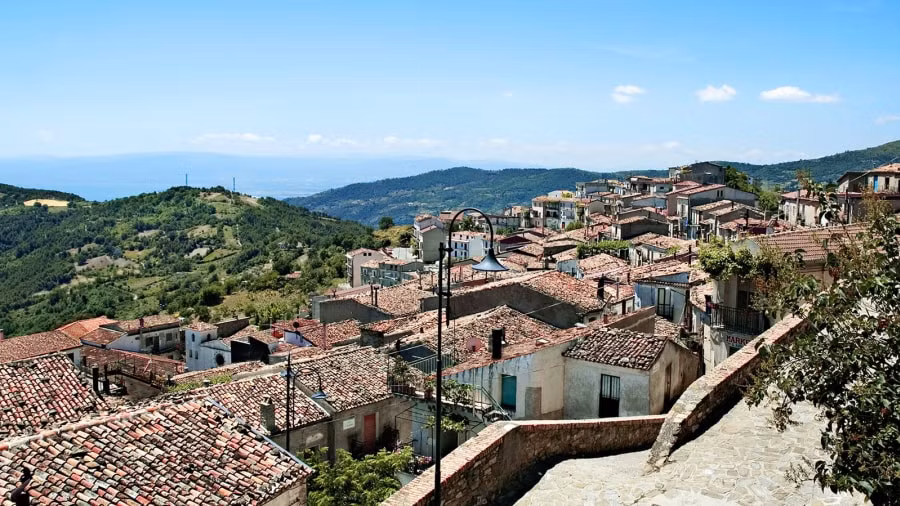 Một điều thú vị là chính quyền vùng Calabria có kế hoạch cung cấp 33.000 USD trong tối đa 3 năm cho những người chuyển tới sống ở những ngôi làng tuyệt đẹp trên.