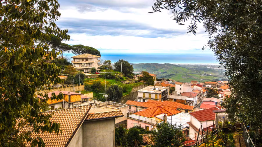 Nhiều ngôi làng ở vùng Calabria chủ yếu có dân số khoảng 2.000 người.