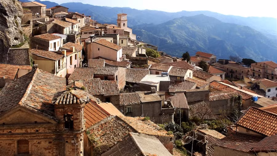 Sở dĩ giới chức trách vùng Calabria trả số tiền lớn như vậy để "mời" người tới sống là vì dân số ở những ngôi làng trên ngày càng ít đi.