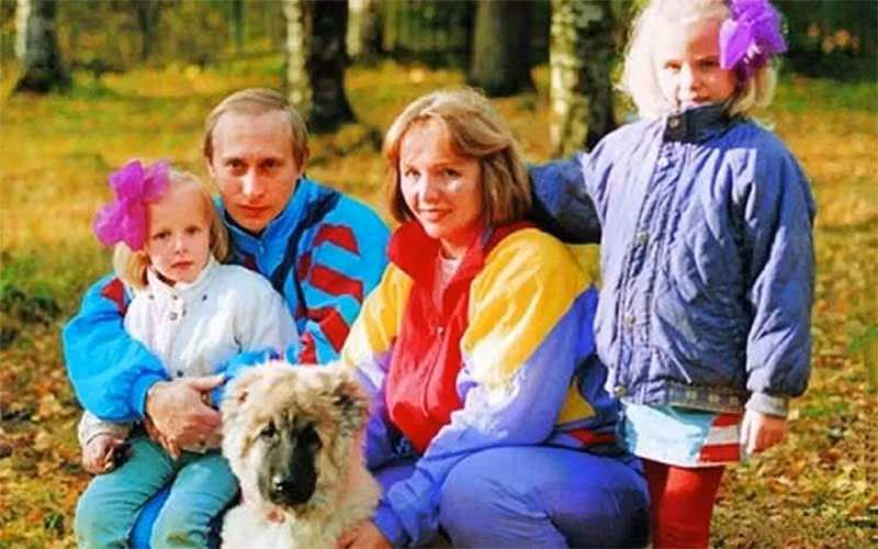 Một số phương tiện truyền thông thế giới đưa tin Tổng thống Putin kết hôn với bà Lyudmila Shkrebneva vào năm 1983. Vợ chồng ông có 2 con gái. Tuy nhiên, cuộc hôn nhân của ông chủ điện Kremlin kết thúc sau 30 năm. Hai người ly hôn vào năm 2013. Trong ảnh là ông Putin bên vợ và 2 con gái.