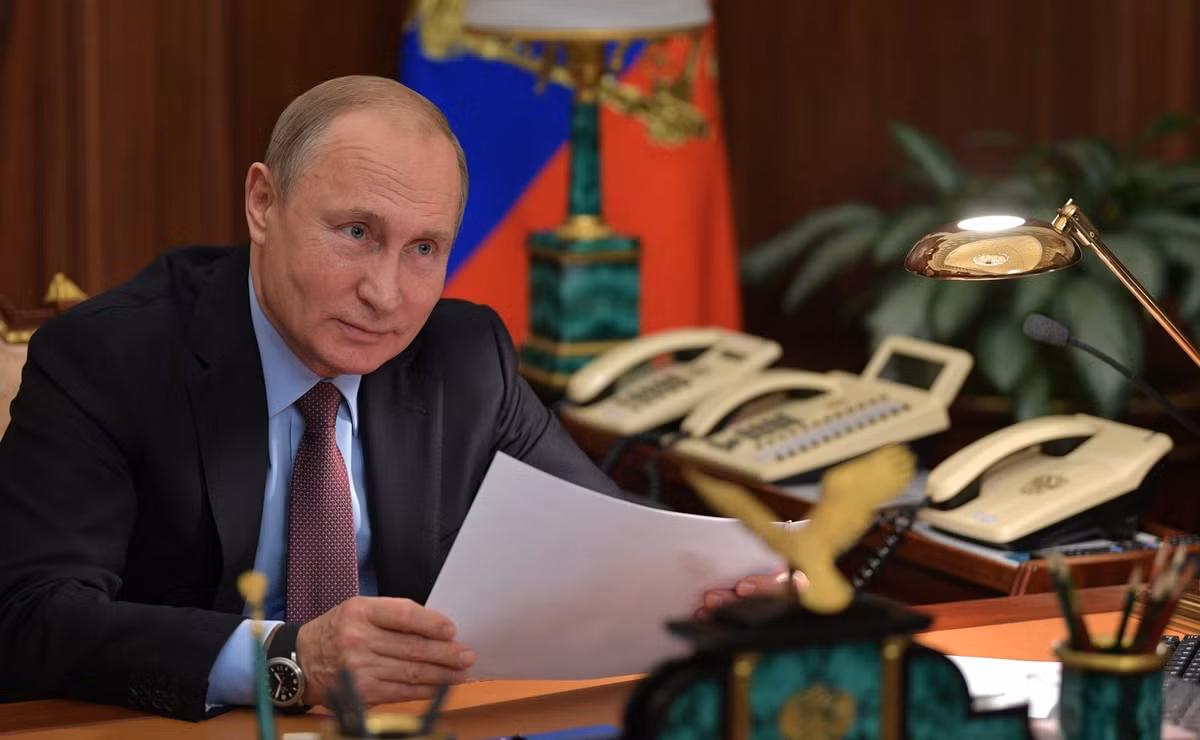 Ông Putin tiêm vắc xin ngừa COVID-19 sau hơn 3 tháng Nga triển khai chiến dịch tiêm chủng đại trà cho người dân. Ngoài vắc xin Sputnik V, chính quyền Tổng thống Nga còn phê duyệt khẩn cấp 2 loại vắc xin nội địa khác là EpiVacCorona và CoviVac. Nga không chỉ sản xuất vắc xin phục vụ nhu cầu trong nước mà còn tăng cường quảng bá để xuất khẩu.