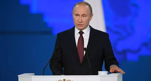 Ông Putin là Tổng thống và Thủ tướng Nga kể từ năm 1999 đến nay. Nhiệm kỳ Tổng thống hiện tại của ông kéo dài 6 năm và kết thúc vào năm 2024. Vào năm 2020, Nga sửa đổi Hiến pháp với các quy định mới cho phép ông Putin có thể tranh cử thêm 2 nhiệm kỳ 6 năm nữa. Vì vậy, nhiều chuyên gia cho rằng, ông Putin có thể tiếp tục dẫn dắt nước Nga đến năm 2036.