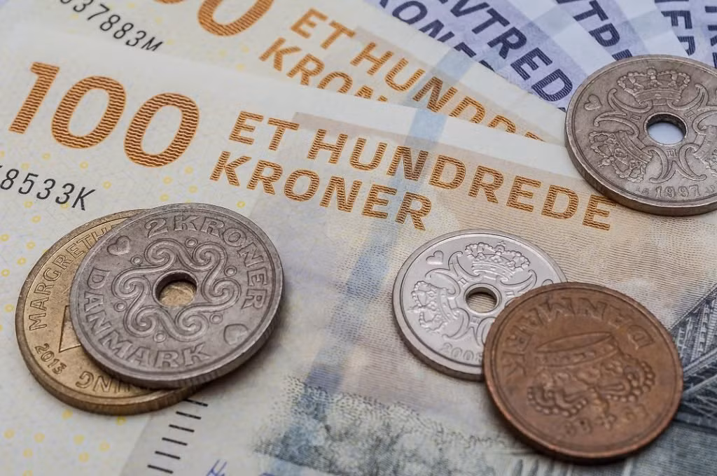 Mặc dù là một thành viên của Liên minh châu Âu (EU) nhưng Đan Mạch không sử dụng đồng tiên chung là Euro làm loại tiền tệ chính thức. Thay vào đó, Đan Mạch sử dụng đồng Kroner.