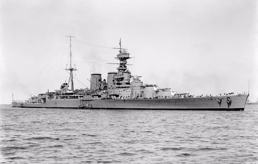 Trong những ngày đầu tham chiến, chiến hạm Bismarck tiêu diệt tàu chiến HMS Hood của Hải quân Anh. Không những vậy, thiết giáp hạm của Hitler còn khiến thiết giáp hạm Prince of Wales của Anh phải rút lui.