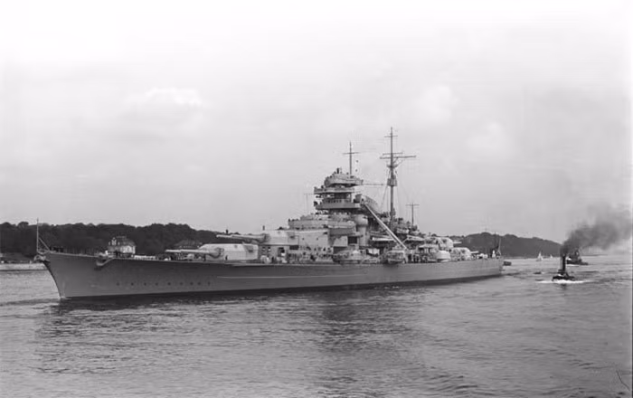 Không chỉ có hỏa lực mạnh, chiến hạm Bismarck là một trong những tàu chiến có tốc độ di chuyển nhanh nhất thời đó với tốc độ tối đa là 30 hải lý/giờ.