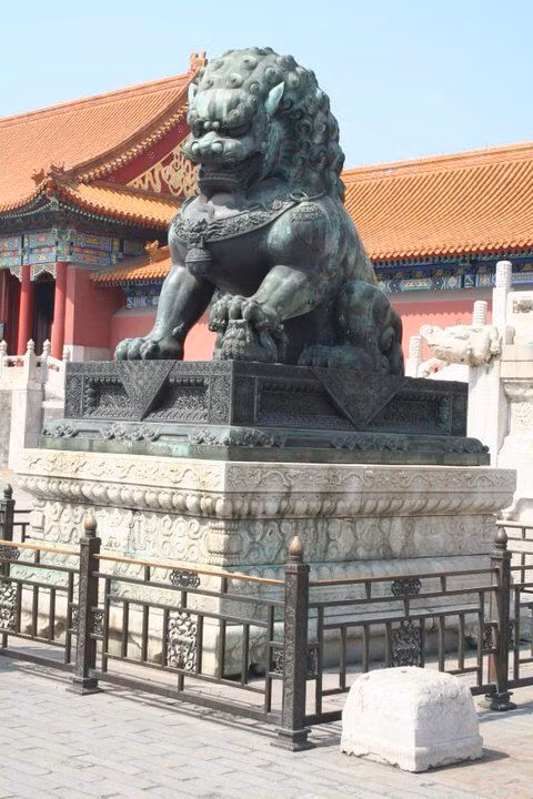Con sư tử giẫm lên đàn sư tử con ở bên trái là giống cái. Nó tượng trưng cho sự thịnh vượng của những người thừa kế dòng máu hoàng tộc quyền lực trong suốt nhiều thế hệ.