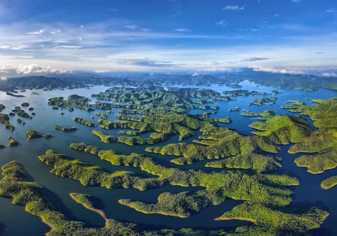 Theo trang thông tin giới thiệu, Công viên địa chất Đắk Nông có diện tích khoảng 4.760 km2, trên địa bàn các huyện Krông Nô, Cư Jút, Đắk Mil, Đắk Song, Đắk Glong và TP Gia Nghĩa của tỉnh Đắk Nông. Lịch sử địa chất nơi đây có từ 200-165 triệu năm cách ngày nay. Hoạt động núi lửa đã tạo ra những miệng núi lửa ngoạn mục, những thác nước hùng vĩ, hệ thống hang động núi lửa đồ sộ, độc đáo... Ảnh: Nguyễn Quang Ngọc.