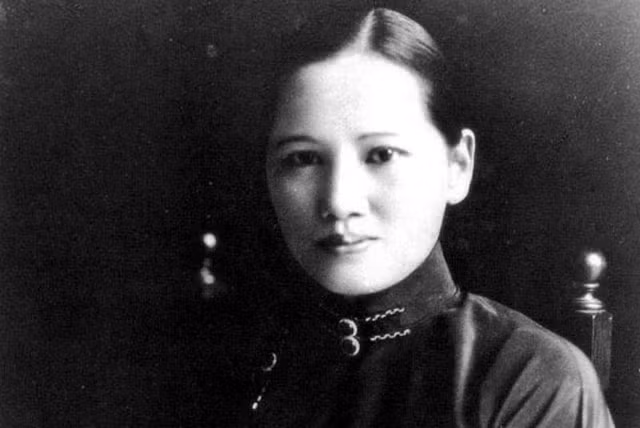Tống Khánh Linh sinh năm 1893 gây chú ý khi vượt qua sự phản đối của gia đình cũng như cách biệt tuổi tác lớn để kết hôn với Tôn Trung Sơn. Bà bị thu hút bởi lý tưởng cách mạng vì nước vì dân của Tôn Trung Sơn nên quyết định đi theo ông.