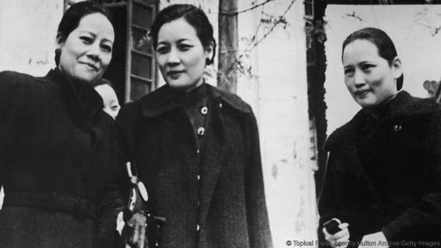 Đến thập niên 1940, Tống Ái Linh sang Mỹ. Bà sống nhiều năm tại New York trước khi qua đời vì căn bệnh ung thư năm 1973, hưởng thọ 84 tuổi.