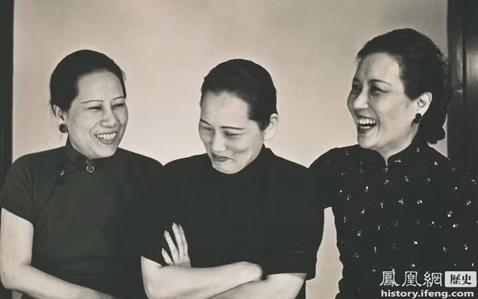 Tống Ái Linh, Tống Khánh Linh và Tống Mỹ Linh lớn lên trong gia đình giàu có và quyền lực khi có cha là Tống Gia Thụ. Ông là một người giàu có và có địa vị cao trong xã hội. Chính vì vậy, 3 chị em nhà họ Tống có được chỗ dựa vững chắc để phát triển tương lai.