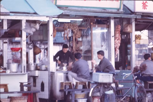 Một quán ăn ở Hong Kong phục vụ các thực khách những món ăn địa phương.