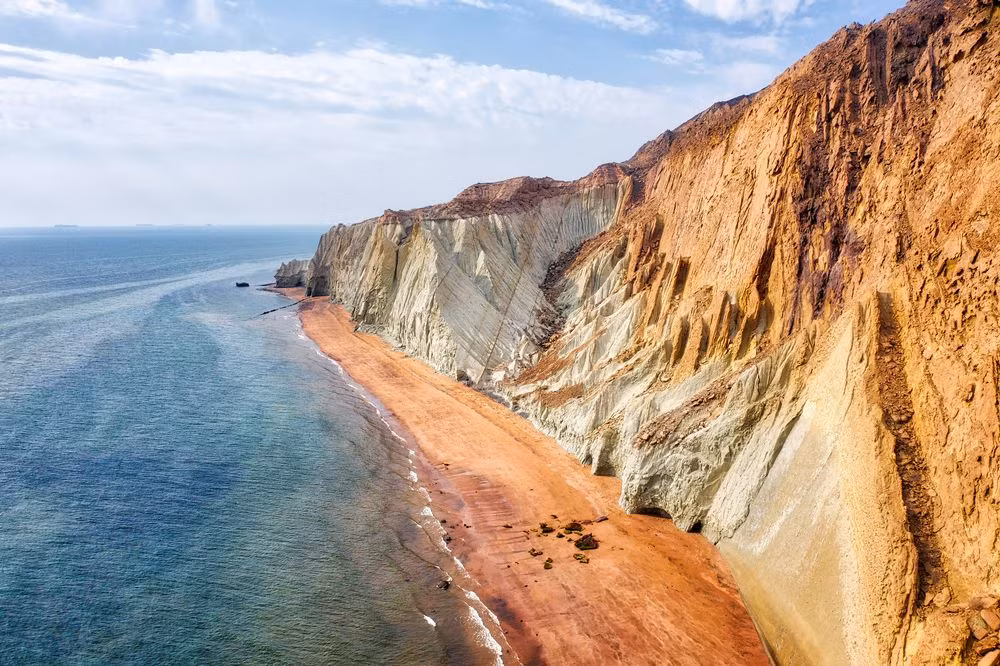Không những vậy, hòn đảo Hormuz trở thành địa điểm du lịch hấp dẫn bởi kết cấu địa chất đặc biệt.