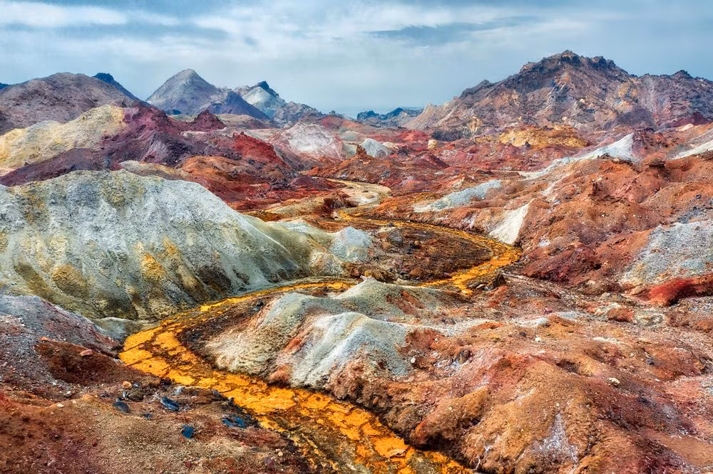 Không chỉ vậy, hòn đảo Hormuz hấp dẫn du khách khi có Thung lũng Cầu vồng (Rainbow Valley) với đủ màu xanh, vàng, tím, cam, đỏ, nâu...