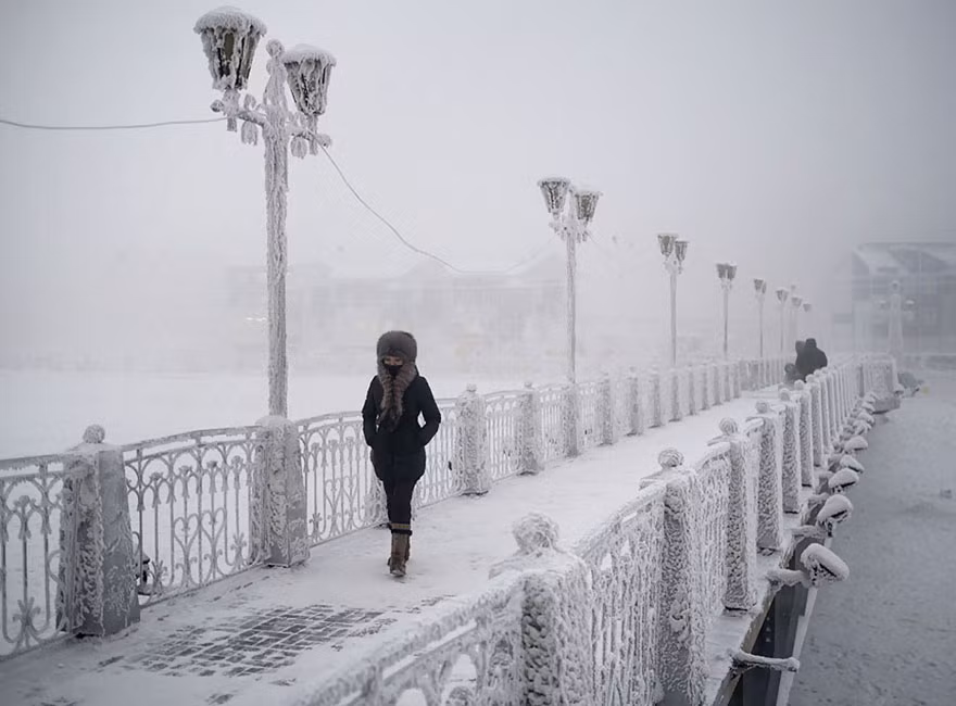 Làng Oymyakon ở Nga nổi tiếng thế giới là vùng đất lạnh giá nhất thế giới có người sinh sống. Nhiệt độ thấp kỷ lục tại đây được ghi nhận vào ngày 6/2/1933 là -67,7 độ C.