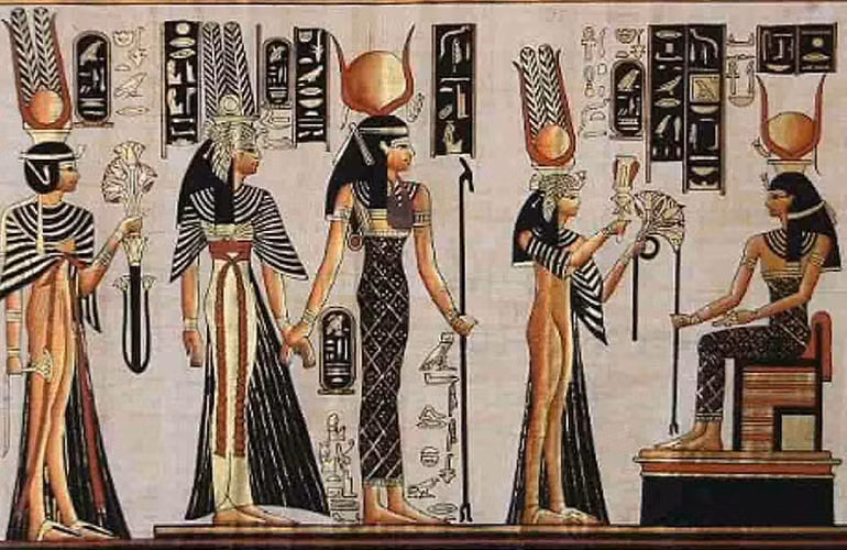 Nữ thần Hathor mang đến tình yêu và niềm vui cho người dân Ai Cập. Ngoài nhiệm vụ thiêng liêng này, vị thần xinh đẹp, quyến rũ còn chăm sóc những người mẹ và trẻ em.
