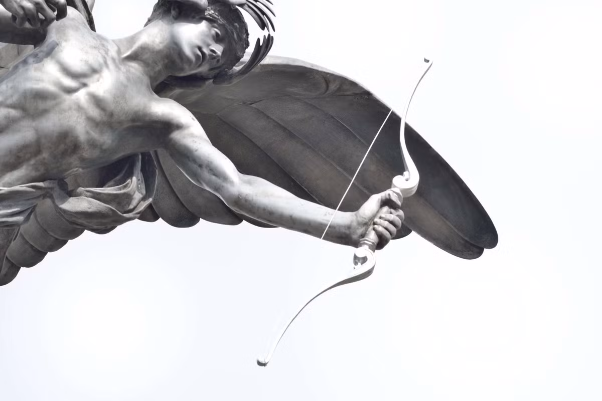 Ngược lại, nếu thần tình yêu Eros bắn mũi tên bằng đồng vào cặp đôi nào thì sẽ khiến hai người ghét nhau và không bao giờ có thể thành đôi.