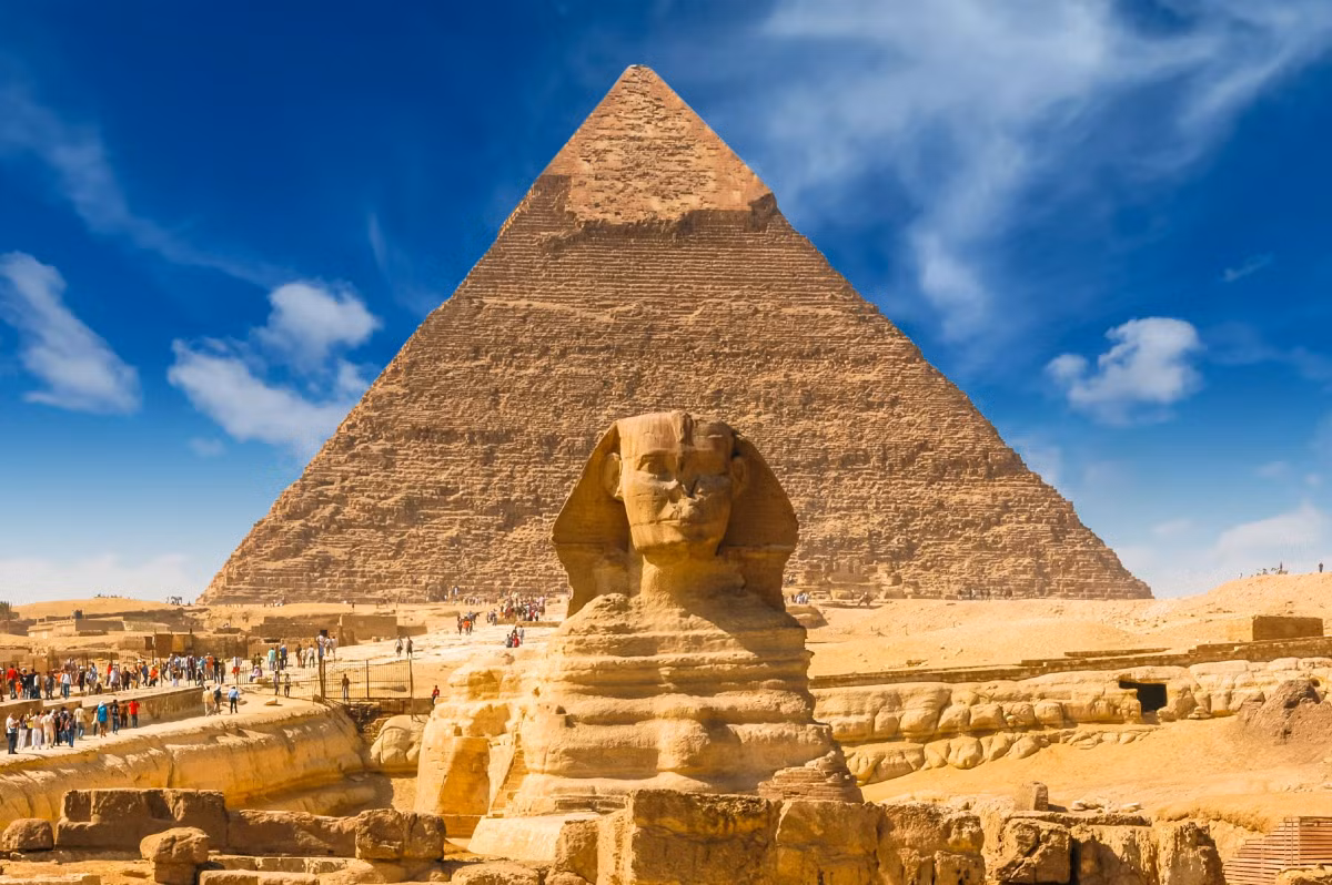 Kim tự tháp Giza là công trình nổi tiếng ở Ai Cập có niên đại hơn 4.000 năm tuổi. Công trình này được người xưa xây dựng một cách hoàn hảo đến khó tin.