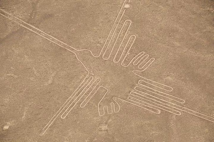Những hình vẽ geolyph cổ xưa trên cao nguyên Nazca ở Peru bị hoài nghi là "sản phẩm của người ngoài hành tinh. Theo các chuyên gia, những hình vẽ này có niên đại vào khoảng năm 200 - 700.