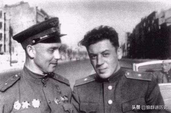 Thế nhưng, đến năm 1952, nhà lãnh đạo Stalin ra lệnh cách chức Tư lệnh Không quân Quân khu Moscow của con trai. Lý do là vì Vasily mắc lỗi thiếu trinh sát thời tiết trong cuộc diễu hành trên không trong ngày Quốc tế Lao động 1/5. Sự việc này dẫn đến vụ tai nạn nghiêm trọng khiến phi công máy bay ném bom Il-28 tử vong.