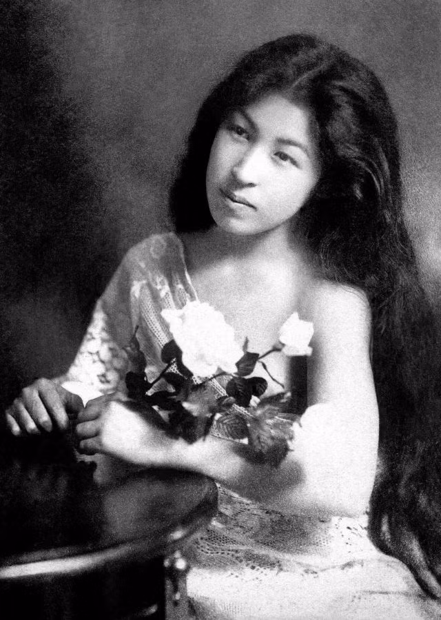 Geisha là những người vừa có tài năng ca múa, vừa có tài kể chuyện hay, trò chuyện với khách trong các buổi tiệc. Họ chỉ bán nghệ (tức tài năng) chứ không bán thân.