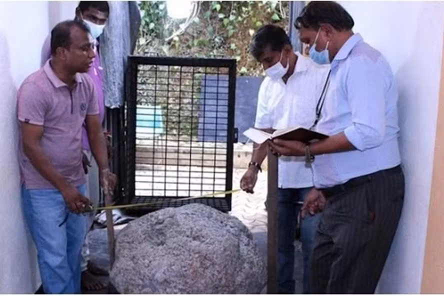 Vào tháng 7 vừa qua, truyền thông đưa tin ông Gamage - nhà kinh doanh đá quý ở thành phố Ratnapura, Sri Lanka cho biết trong quá trình đào giếng tại sân nhà, những người thợ phát hiện một báu vật quý giá.