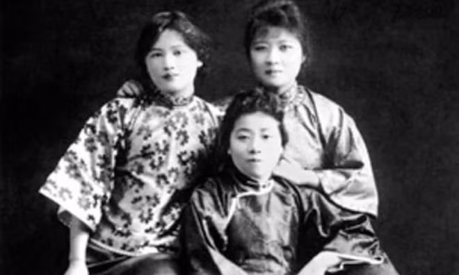 Những tính cách này được Tống Khánh Linh hình thành từ lúc nhỏ. Vào năm 14 tuổi, bà cùng em gái Tống Mỹ Linh rời xa gia đình sang Mỹ học tập. Tại nơi đất khách quê người, Tống Khánh Linh tự đối mặt và giải quyết những vấn đề gặp phải trong cuộc sống.
