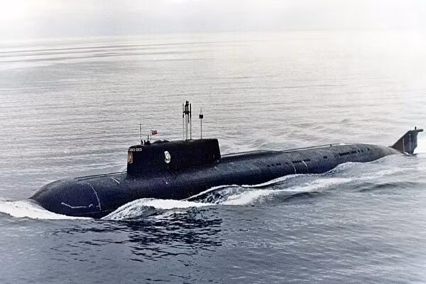 Vào ngày 12/8/2000, một vụ chìm tàu ngầm chấn động thế giới diễn ra. Khi ấy, tàu ngầm hạt nhân K-141 Kursk của Nga tham gia một cuộc tập trận bắn đạn giả trên biển Barents. Đến khoảng 11h30, 2 vụ nổ bất ngờ xảy ra bên trong tàu ngầm này.