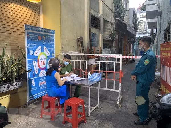 Ha Noi them 4 benh nhan COVID-19 trong do co be 1 tuoi tai quan Hoang Mai