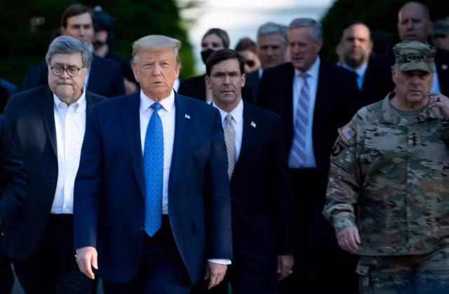 Đặc biệt, Tổng thống Trump, vợ chồng con gái lớn Ivanka và Jared Kushner được liệt kê trong danh sách bảng lương với mức lương 0 USD. Điều này thể hiện cam kết của gia đình ông Trump từng tuyên bố với công chúng rằng sẽ không nhận khoản tiền lương nào từ chính quyền.