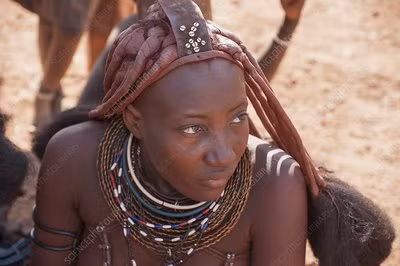 Trải qua nhiều thế kỷ tồn tại, người Himba vẫn sống theo kiểu du mục, săn bắn và hái lượm.