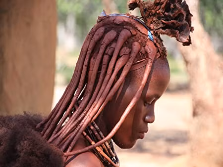 Nam giới bộ tộc Himba có thể cưới nhiều vợ nên có nhiều con cái. Đại gia đình cùng chung sống nuôi dạy con cái.