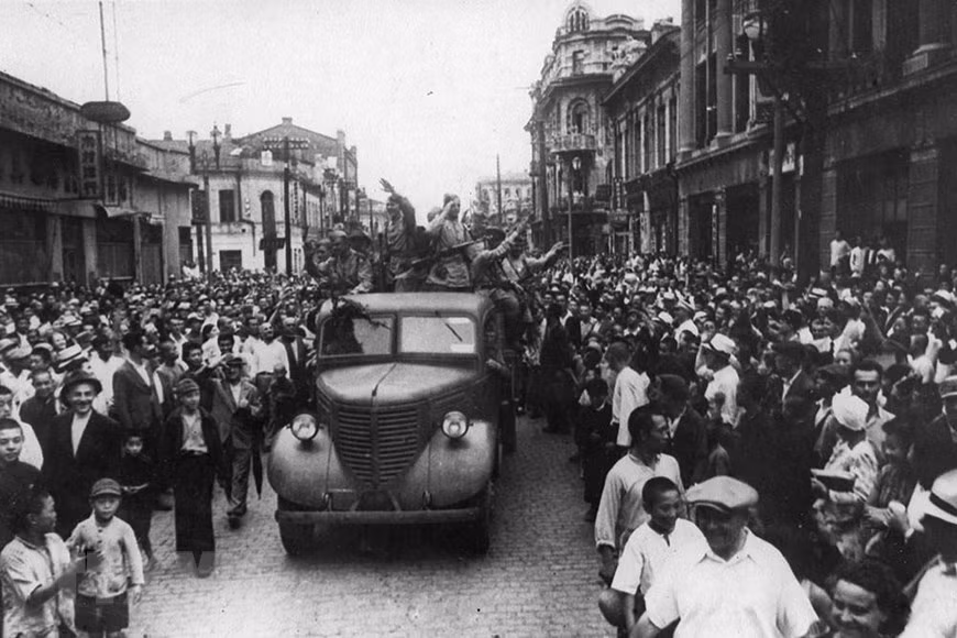 Đến ngày 15/8/1945, Nhật hoàng Hirohito tuyên bố trên đài phát thanh chấp nhận đầu hàng vô điều kiện các nước Đồng minh.