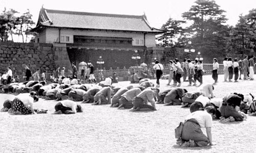 Sau khi đoạn băng ghi âm tuyên bố đầu hàng quân đồng minh của Nhật hoàng Hirohito được phát đi trên toàn quốc, Thủ tướng Kantaro Suzuki tuyên bố từ chức và giải tán nội các.