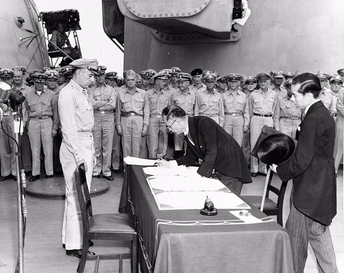 Sau đó, ngày 2/9/1945, Nhật Bản chính thức ký vào văn kiện đầu hàng, khép lại cuộc chiến đẫm máu ở Thái Bình Dương.
