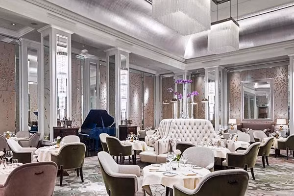 Ly kỳ hơn, một số nhan chứng kể rằng bắt gặp hồn ma hoàng đế Napolean III tại tầng hầm của khách sạn Langham. Vị hoàng đế này từng ở trong khách sạn nên sau khi chết "ở" lại nơi đây.
