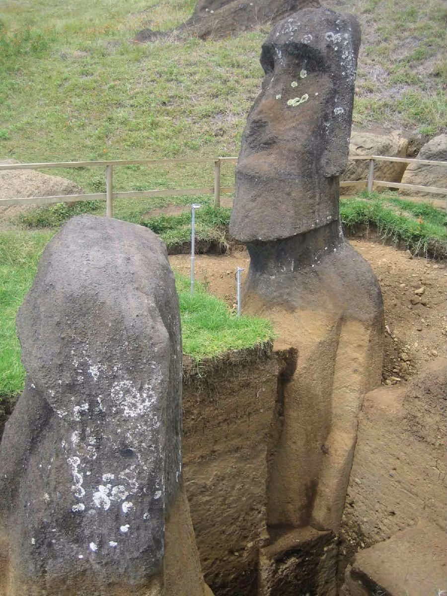 Không chỉ có chiều cao "khủng", mỗi bức tượng Moai trên đảo Phục Sinh còn nặng khoảng 150 - 300 tấn.