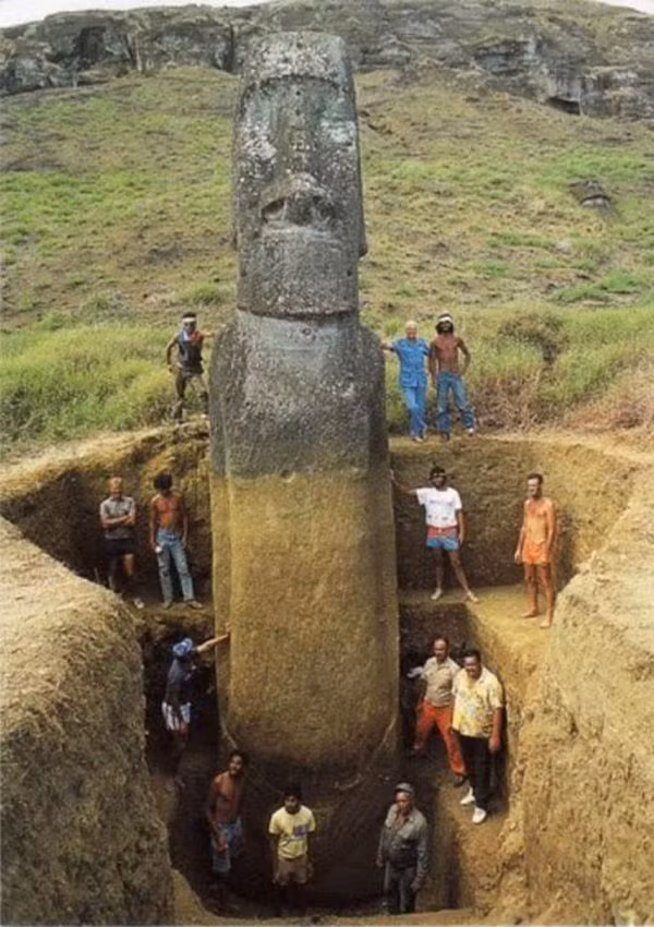 Với sự tò mò này, các chuyên gia tiến hành đào xung quanh một số bức tượng Moai. Họ không thể ngờ được rằng chỉ có phần đầu của bức tượng nhô lên khỏi mặt đất.