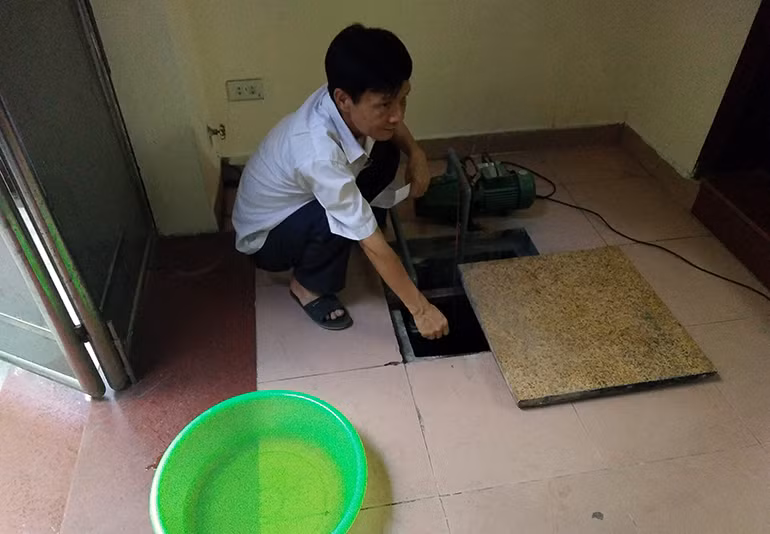 Trong khi đó, ông Phạm Văn Đại (60 tuổi, ở B5 khu đô thị Đại Kim) cho hay, do mất nước kéo dài nên gia đình ông phải bỏ ra một triệu đồng để mua một xe nước 7 khối dùng trong vòng 3 đến 4 ngày. Tuy nhiên, nước mua lại xuất hiện tình trạng bẩn đục, mùi hôi tanh khó chịu nên gia đình chỉ dám sử dụng để đi vệ sinh chứ không dám dùng nấu nướng.