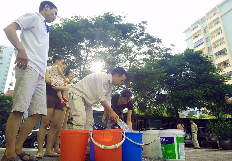 Tương tự, ở tòa nhà chung cư B15 khu đô thị Đại Kim, người dân cũng phải chia nhau từng xô nước sạch từ dưới bể nước chung.