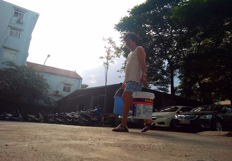 Gia đình nào có con nhỏ hoặc người già thì được các gia đình khác ưu tiên nhiều nước hơn một chút.