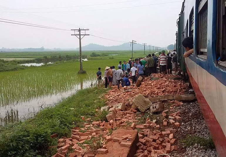 Một số nhân chứng cho hay: "Đoạn đường ngang này chỉ có biển cảnh báo và không có gác chắn. Thời điểm trước khi va chạm, đoàn tàu đến rất gần, kéo còi ầm ĩ, tuy nhiên chiếc xe tải vẫn cố tình vượt qua và xảy ra tai nạn".