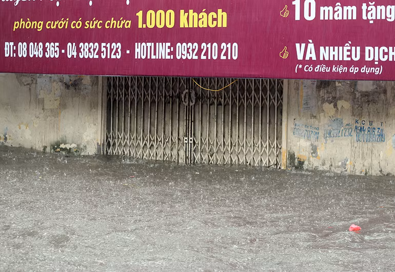 Mực nước ngập ở các ngôi nhà trên nhiều đoạn phố Đội Cấn cao ngang người.