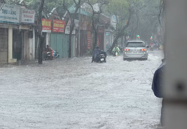 Nhiều xe máy tham gia lưu thông bị chết máy, chủ phương tiện phải dắt bộ khổ sở.