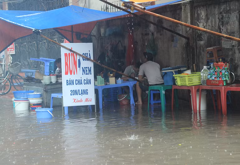 Một số quán ăn trên ngõ Yên Thế giao với phố Nguyễn Thái Học bị ngập, ế ẩm khách.