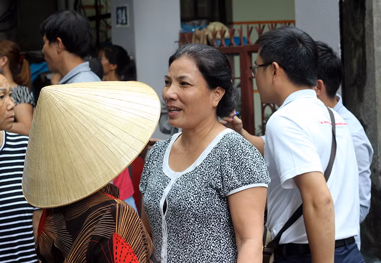 Bà Đỗ Thị Nhà (53 tuổi, người dân đứng bên phải) bàng hoàng kể lại: "Thời điểm ngôi nhà bốc cháy, chúng tôi đều đang ngủ và chỉ khi nghe thấy tiếng ông B. la hét, kêu cứu. Khi mọi người chạy sang thấy ngọn lửa đang bùng phát dữ dội ở tầng một, sau đó một cháu thanh niên ôm chăn phá cửa để vào cứu nhưng do cửa nhà khóa quá chặt nên không thể phá được".