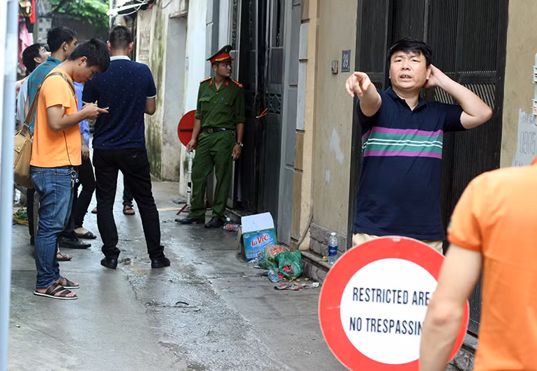 Để phục vụ công tác khám nghiệm hiện trường, các lực lượng chức năng phong tỏa hai lối ra vào hiện trường và không cho những người không nhiệm vụ vào bên trong.